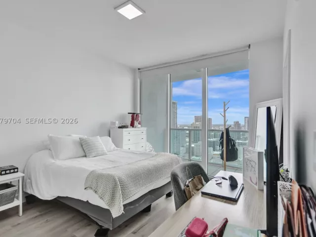 3-bedroom condo for sale in Miami - 31 SE 5th St 4112 - MondialRealty