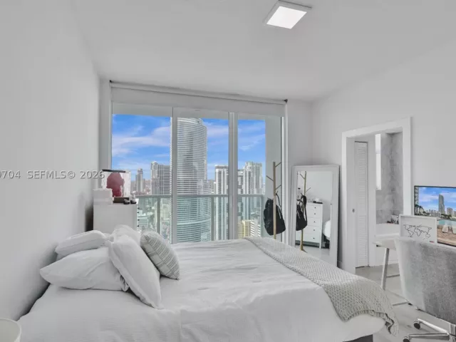 3-bedroom condo for sale in Miami - 31 SE 5th St 4112 - MondialRealty