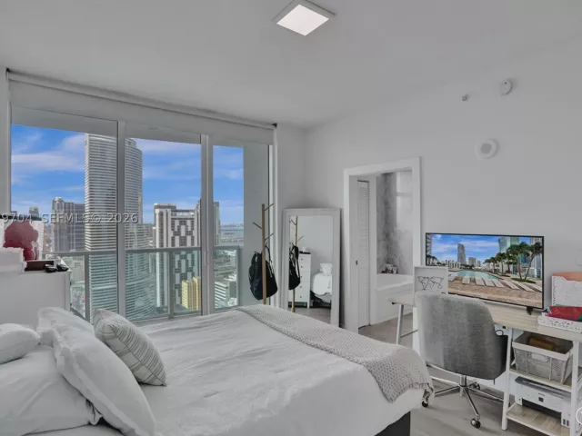3-bedroom condo for sale in Miami - 31 SE 5th St 4112 - MondialRealty