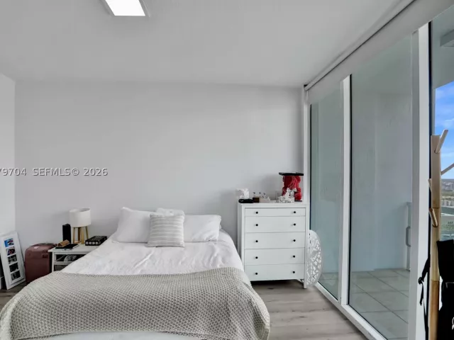 3-bedroom condo for sale in Miami - 31 SE 5th St 4112 - MondialRealty