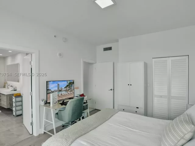 3-bedroom condo for sale in Miami - 31 SE 5th St 4112 - MondialRealty