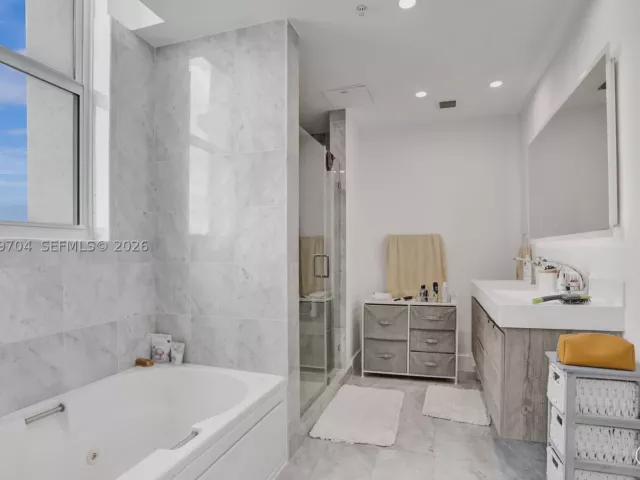 3-bedroom condo for sale in Miami - 31 SE 5th St 4112 - MondialRealty