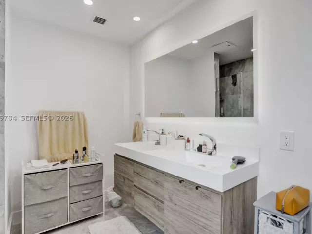 3-bedroom condo for sale in Miami - 31 SE 5th St 4112 - MondialRealty