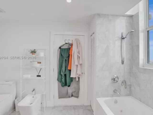 3-bedroom condo for sale in Miami - 31 SE 5th St 4112 - MondialRealty