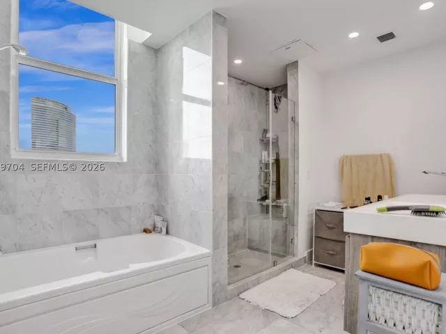 3-bedroom condo for sale in Miami - 31 SE 5th St 4112 - MondialRealty