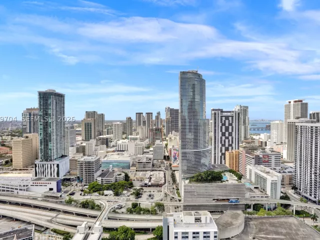 3-bedroom condo for sale in Miami - 31 SE 5th St 4112 - MondialRealty