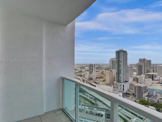 3-bedroom condo for sale in Miami - 31 SE 5th St 4112 - MondialRealty