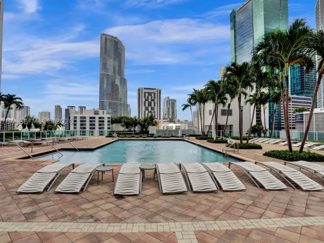 3-bedroom condo for sale in Miami - 31 SE 5th St 4112 - MondialRealty