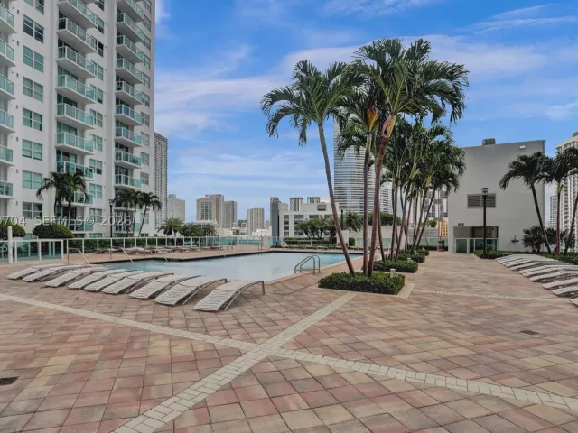 3-bedroom condo for sale in Miami - 31 SE 5th St 4112 - MondialRealty
