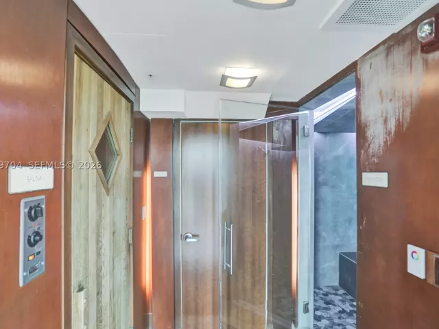 3-bedroom condo for sale in Miami - 31 SE 5th St 4112 - MondialRealty
