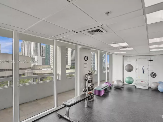 3-bedroom condo for sale in Miami - 31 SE 5th St 4112 - MondialRealty