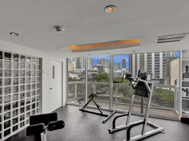 3-bedroom condo for sale in Miami - 31 SE 5th St 4112 - MondialRealty