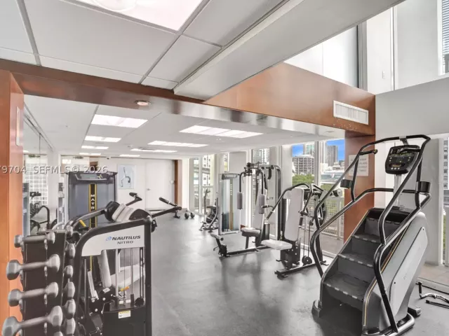 3-bedroom condo for sale in Miami - 31 SE 5th St 4112 - MondialRealty