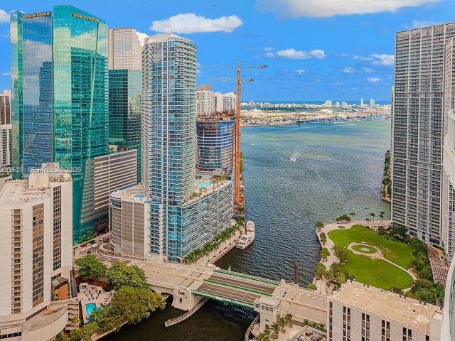 2-bedroom condo for rent in Miami - 41 SE 5th St 2417 - MondialRealty