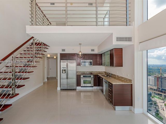 2-bedroom condo for rent in Miami - 41 SE 5th St 2417 - MondialRealty