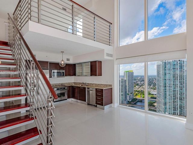 2-bedroom condo for rent in Miami - 41 SE 5th St 2417 - MondialRealty
