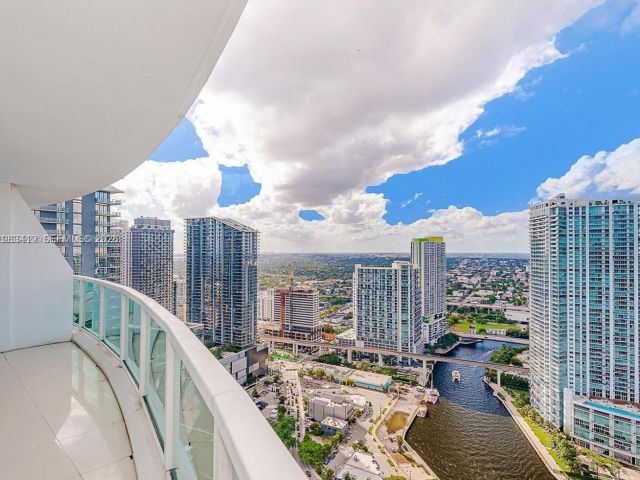 2-bedroom condo for rent in Miami - 41 SE 5th St 2417 - MondialRealty