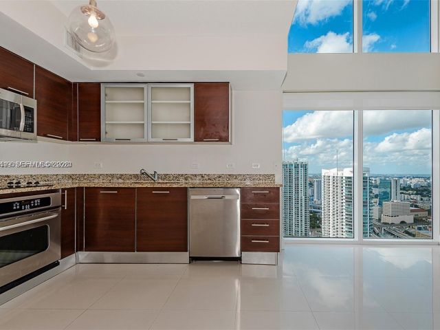 2-bedroom condo for rent in Miami - 41 SE 5th St 2417 - MondialRealty