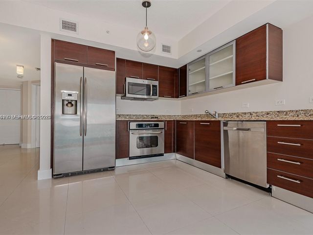 2-bedroom condo for rent in Miami - 41 SE 5th St 2417 - MondialRealty