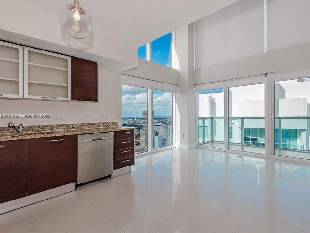 2-bedroom condo for rent in Miami - 41 SE 5th St 2417 - MondialRealty