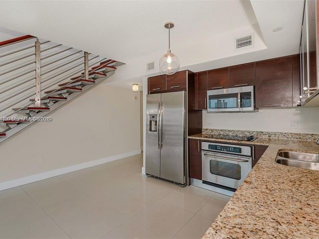 2-bedroom condo for rent in Miami - 41 SE 5th St 2417 - MondialRealty