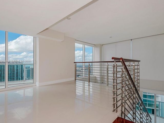 2-bedroom condo for rent in Miami - 41 SE 5th St 2417 - MondialRealty