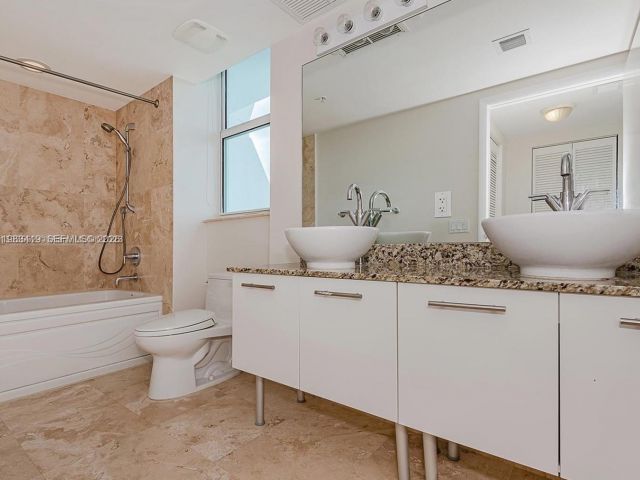 2-bedroom condo for rent in Miami - 41 SE 5th St 2417 - MondialRealty