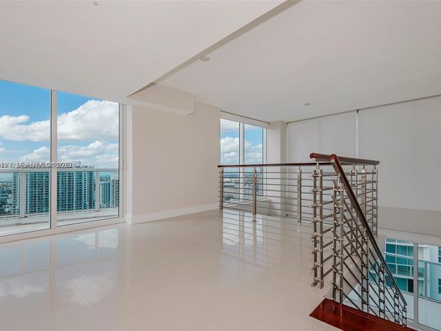 2-bedroom condo for rent in Miami - 41 SE 5th St 2417 - MondialRealty