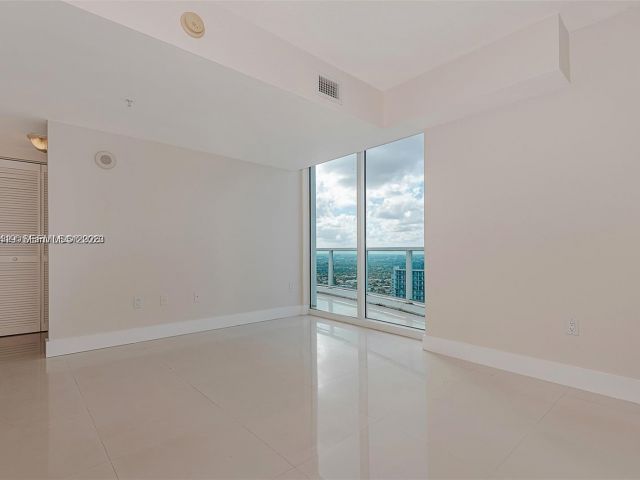 2-bedroom condo for rent in Miami - 41 SE 5th St 2417 - MondialRealty