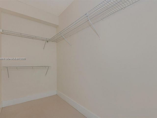 2-bedroom condo for rent in Miami - 41 SE 5th St 2417 - MondialRealty