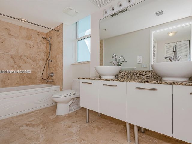 2-bedroom condo for rent in Miami - 41 SE 5th St 2417 - MondialRealty