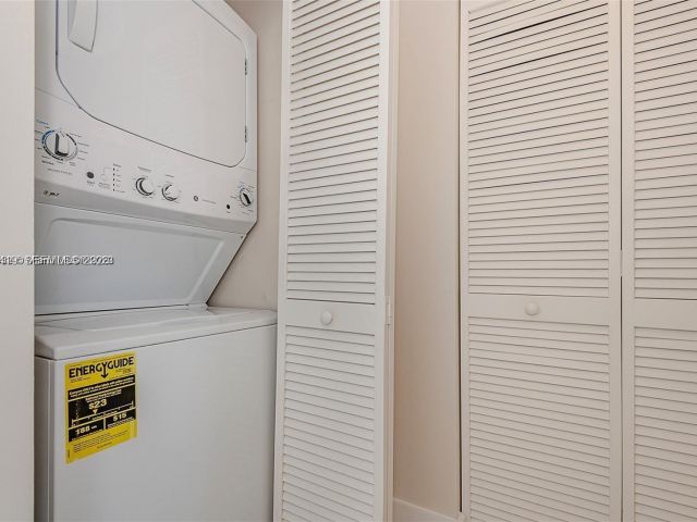 2-bedroom condo for rent in Miami - 41 SE 5th St 2417 - MondialRealty