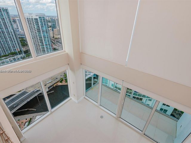 2-bedroom condo for rent in Miami - 41 SE 5th St 2417 - MondialRealty