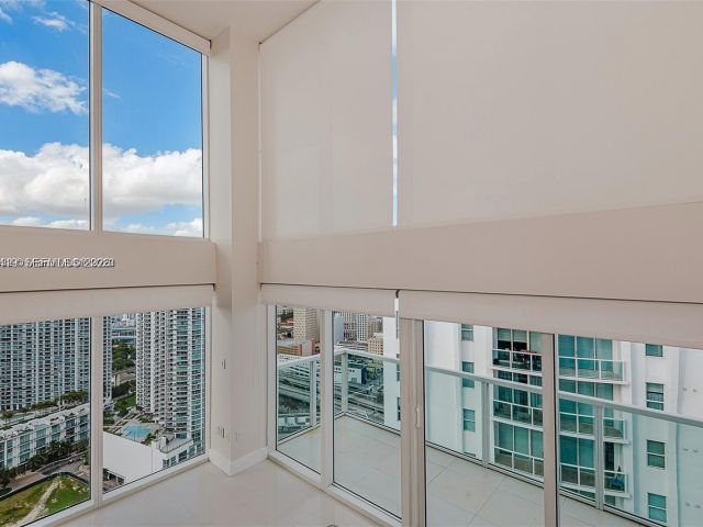 2-bedroom condo for rent in Miami - 41 SE 5th St 2417 - MondialRealty