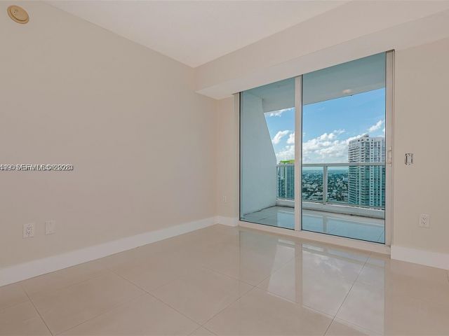 2-bedroom condo for rent in Miami - 41 SE 5th St 2417 - MondialRealty