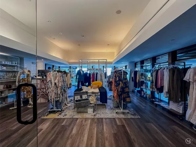 1-bedroom condo for rent in Miami Beach - 6801 Collins Ave 604 - MondialRealty