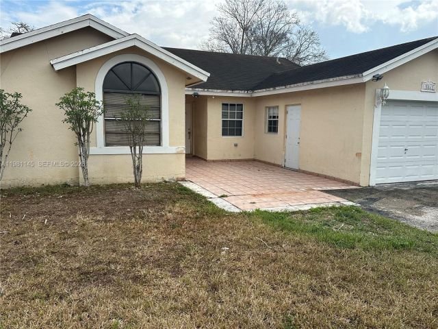 Home for sale at 5861 SW 152nd Ct - photo 7524948