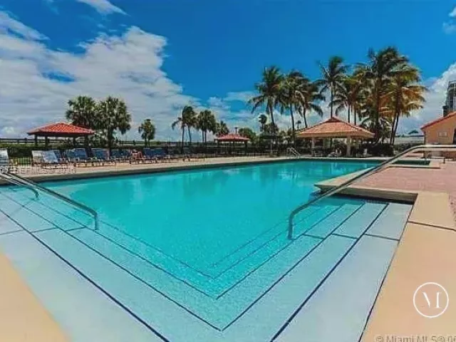 1-bedroom condo for rent in Miami Beach - 2555 Collins Ave 1707 - MondialRealty