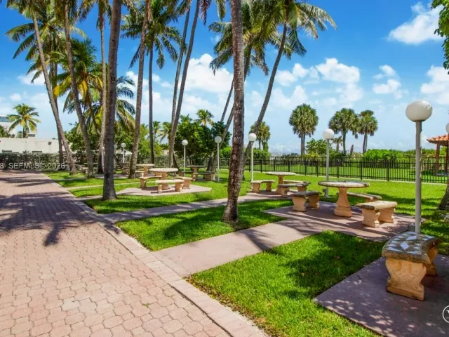 1-bedroom condo for rent in Miami Beach - 2555 Collins Ave 1707 - MondialRealty