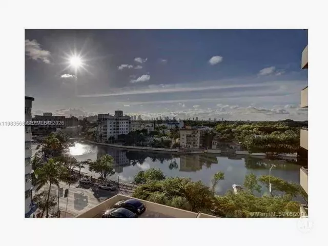1-bedroom condo for rent in Miami Beach - 2555 Collins Ave 1707 - MondialRealty