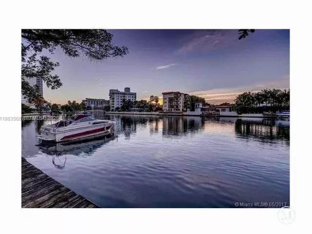 1-bedroom condo for rent in Miami Beach - 2555 Collins Ave 1707 - MondialRealty