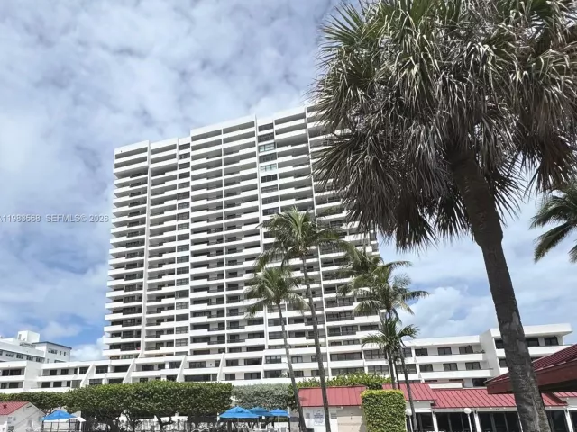 1-bedroom condo for rent in Miami Beach - 2555 Collins Ave 1707 - MondialRealty