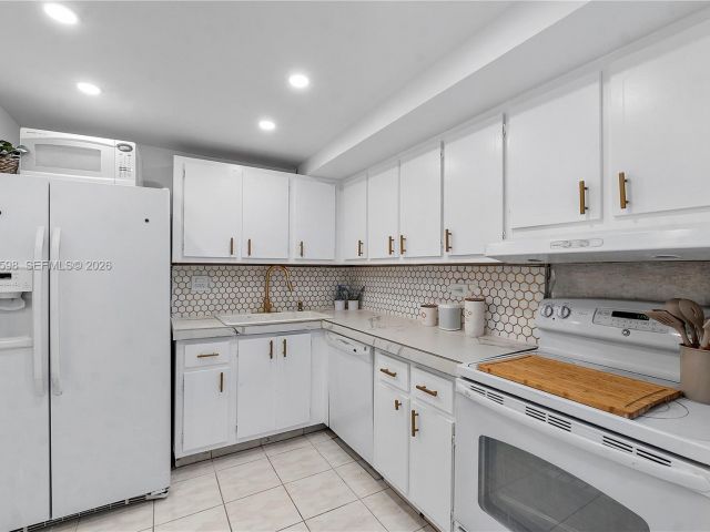 Apartment for rent  Unit #934 - photo 7528510