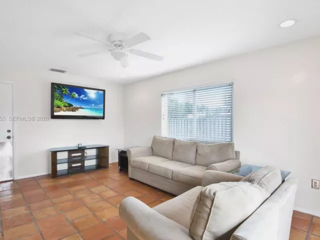 3-bedroom home for sale in Cooper City - 5757 SW 113th Ave - MondialRealty