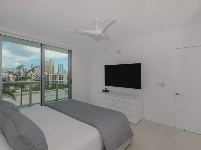 2-bedroom condo for sale in Sunny Isles Beach - 300 Sunny Isles Blvd 4-805 - MondialRealty