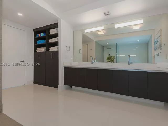 2-bedroom condo for sale in Sunny Isles Beach - 300 Sunny Isles Blvd 4-805 - MondialRealty