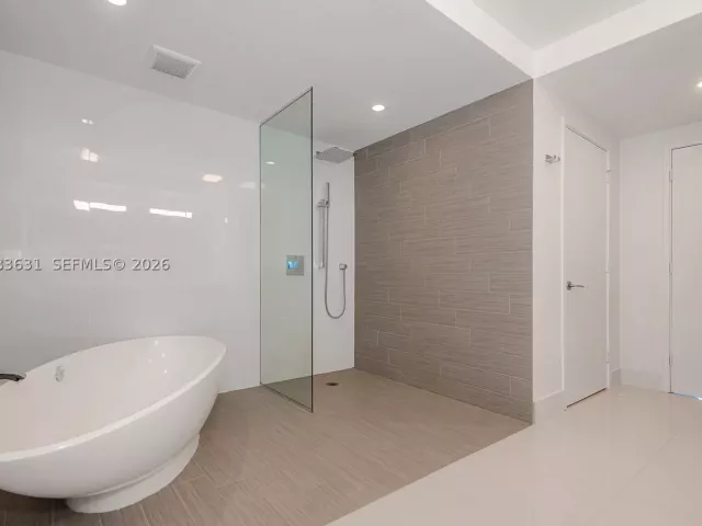 2-bedroom condo for sale in Sunny Isles Beach - 300 Sunny Isles Blvd 4-805 - MondialRealty