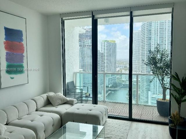 1-bedroom condo for rent in Miami - 31 SE 5th St 3309 - MondialRealty