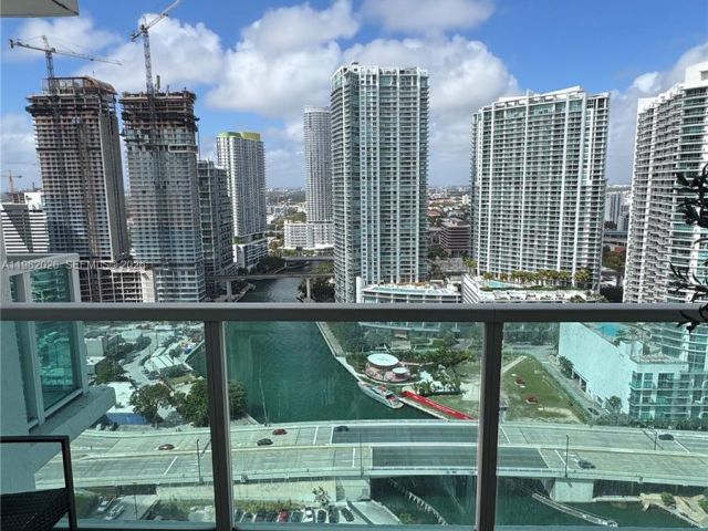 1-bedroom condo for rent in Miami - 31 SE 5th St 3309 - MondialRealty