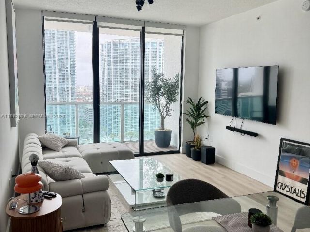 1-bedroom condo for rent in Miami - 31 SE 5th St 3309 - MondialRealty